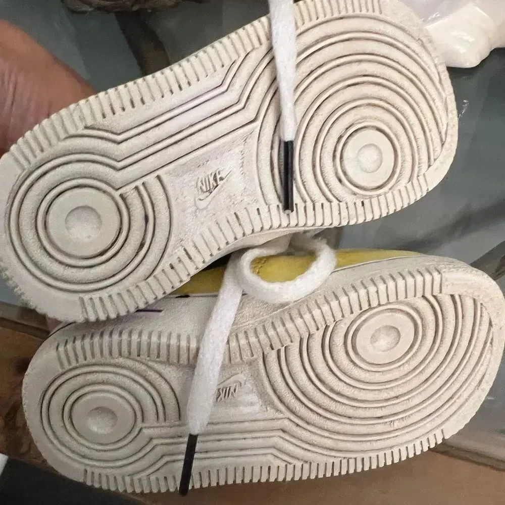 Nike Kids Yellow smiley face AF1 kids Sneakers. Size 6c